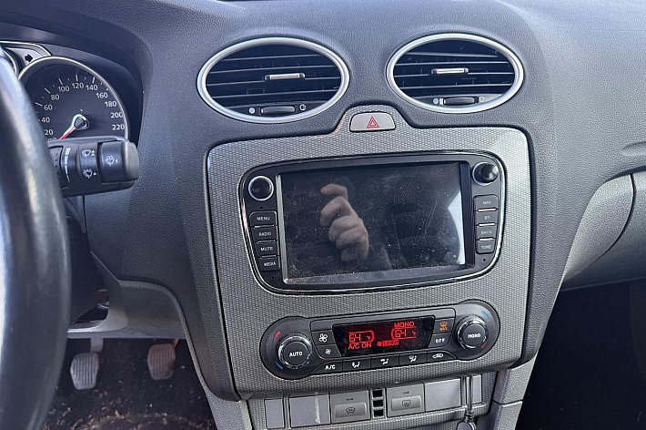 Ford FOCUS Wagon 1.6 Titanium , AIRCO, CRUISE, TREKHAAK, INRUILER RIJDT GOED, RADIO/NAVI WERKT NIET, APK 22-6-2026, ZO MEENEMEN VOOR DE LIEFHEBBER, NAKIJKEN EN PROEFRIJDEN GEEN PROBLEEM, GARANTIE GEEN.