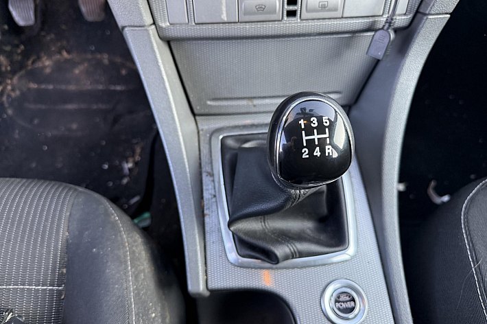 Ford FOCUS Wagon 1.6 Titanium , AIRCO, CRUISE, TREKHAAK, INRUILER RIJDT GOED, RADIO/NAVI WERKT NIET, APK 22-6-2026, ZO MEENEMEN VOOR DE LIEFHEBBER, NAKIJKEN EN PROEFRIJDEN GEEN PROBLEEM, GARANTIE GEEN.