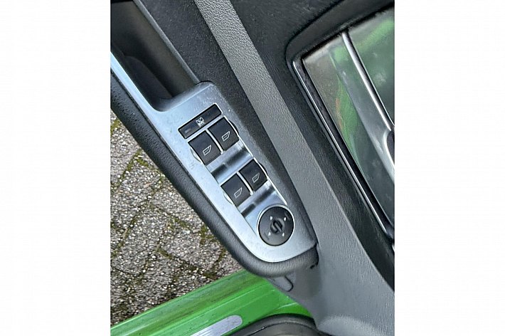 Ford FOCUS Wagon 1.6 Titanium , AIRCO, CRUISE, TREKHAAK, INRUILER RIJDT GOED, RADIO/NAVI WERKT NIET, APK 22-6-2026, ZO MEENEMEN VOOR DE LIEFHEBBER, NAKIJKEN EN PROEFRIJDEN GEEN PROBLEEM, GARANTIE GEEN.