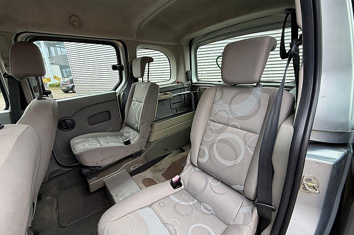 Renault Grand Kangoo Family 1.5 dCi Expression AIRCO, 4 ZITPLAATSEN, INRIJPLAAT, EX INVALIDEAUTO, NU GESCHIKT VOOR SCOOTER/FIETSEN ETC OF VOOR DE EXPORT, GEEN GORDELS ETC VOOR ROLSTOEL AANWEZIG DUS DAAR IS HIJ NIET BRUIKBAAR VOOR !!, RIJDT EN SCHAKELT GOED. MEENEEMPRIJS, NAKIJKEN OF