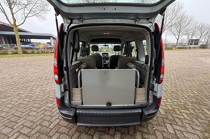 Renault Grand Kangoo Family 1.5 dCi Expression AIRCO, 4 ZITPLAATSEN, INRIJPLAAT, EX INVALIDEAUTO, NU GESCHIKT VOOR SCOOTER/FIETSEN ETC OF VOOR DE EXPORT, GEEN GORDELS ETC VOOR ROLSTOEL AANWEZIG DUS DAAR IS HIJ NIET BRUIKBAAR VOOR !!, RIJDT EN SCHAKELT GOED. MEENEEMPRIJS, NAKIJKEN OF