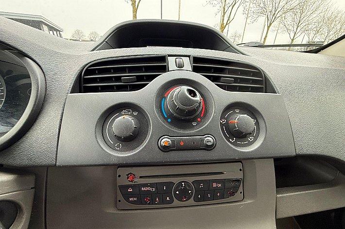 Renault Grand Kangoo Family 1.5 dCi Expression AIRCO, 4 ZITPLAATSEN, INRIJPLAAT, EX INVALIDEAUTO, NU GESCHIKT VOOR SCOOTER/FIETSEN ETC OF VOOR DE EXPORT, GEEN GORDELS ETC VOOR ROLSTOEL AANWEZIG DUS DAAR IS HIJ NIET BRUIKBAAR VOOR !!, RIJDT EN SCHAKELT GOED. MEENEEMPRIJS, NAKIJKEN OF