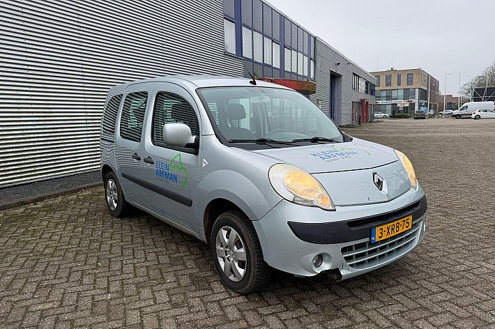 Renault Grand Kangoo Family 1.5 dCi Expression AIRCO, 4 ZITPLAATSEN, INRIJPLAAT, EX INVALIDEAUTO, NU GESCHIKT VOOR SCOOTER/FIETSEN ETC OF VOOR DE EXPORT, GEEN GORDELS ETC VOOR ROLSTOEL AANWEZIG DUS DAAR IS HIJ NIET BRUIKBAAR VOOR !!, RIJDT EN SCHAKELT GOED. MEENEEMPRIJS, NAKIJKEN OF