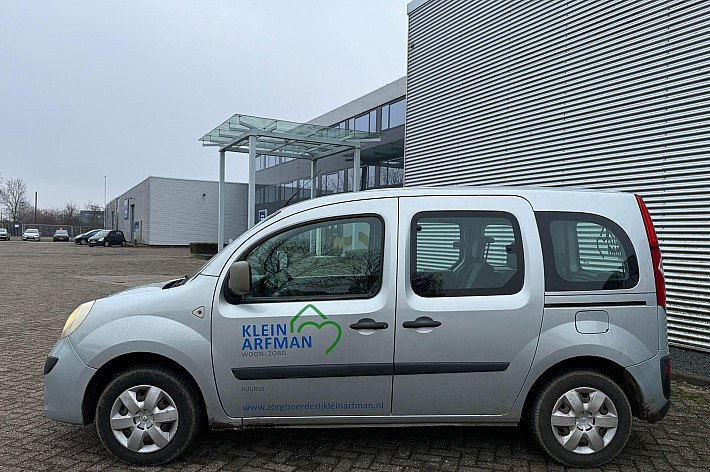Renault Grand Kangoo Family 1.5 dCi Expression AIRCO, 4 ZITPLAATSEN, INRIJPLAAT, EX INVALIDEAUTO, NU GESCHIKT VOOR SCOOTER/FIETSEN ETC OF VOOR DE EXPORT, GEEN GORDELS ETC VOOR ROLSTOEL AANWEZIG DUS DAAR IS HIJ NIET BRUIKBAAR VOOR !!, RIJDT EN SCHAKELT GOED. MEENEEMPRIJS, NAKIJKEN OF