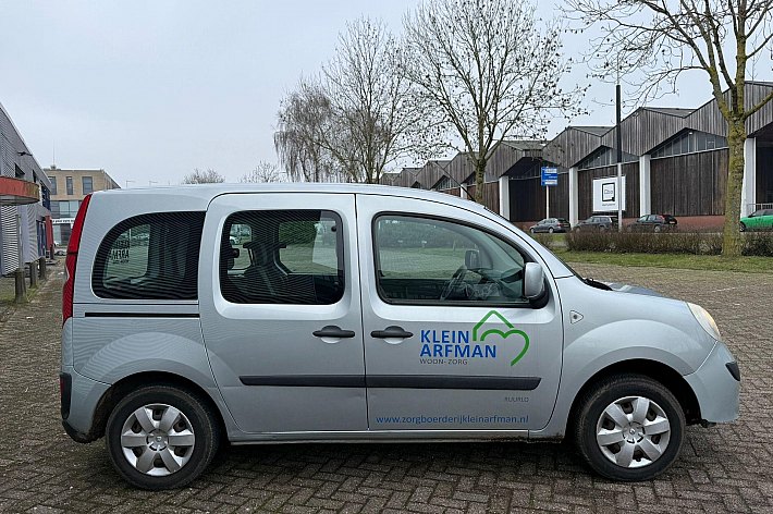 Renault Grand Kangoo Family 1.5 dCi Expression AIRCO, 4 ZITPLAATSEN, INRIJPLAAT, EX INVALIDEAUTO, NU GESCHIKT VOOR SCOOTER/FIETSEN ETC OF VOOR DE EXPORT, GEEN GORDELS ETC VOOR ROLSTOEL AANWEZIG DUS DAAR IS HIJ NIET BRUIKBAAR VOOR !!, RIJDT EN SCHAKELT GOED. MEENEEMPRIJS, NAKIJKEN OF
