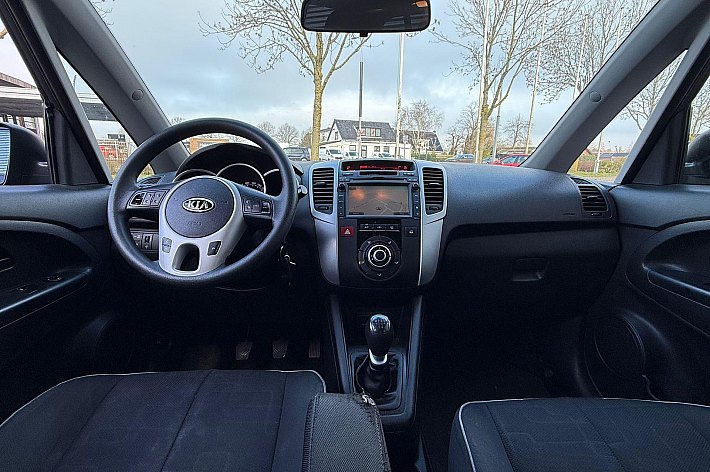 Kia Venga 1.4 CVVT Seven , CRUISE CONTROLE, NAVI, AIRCO, ACHTERUIT RIJCAMERA, HOOGZITTER, BOEKJES, 5 DEURS, RIJDT EN SCHAKELT GOED, LICHTE GEBRUIKERSSPOREN VERWACHTBAAR CONFORM LEEFTIJD AANWEZIG