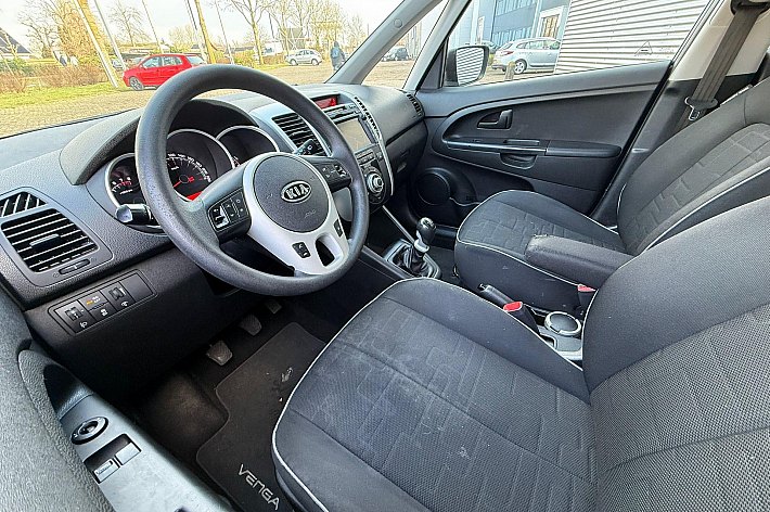 Kia Venga 1.4 CVVT Seven , CRUISE CONTROLE, NAVI, AIRCO, ACHTERUIT RIJCAMERA, HOOGZITTER, BOEKJES, 5 DEURS, RIJDT EN SCHAKELT GOED, LICHTE GEBRUIKERSSPOREN VERWACHTBAAR CONFORM LEEFTIJD AANWEZIG