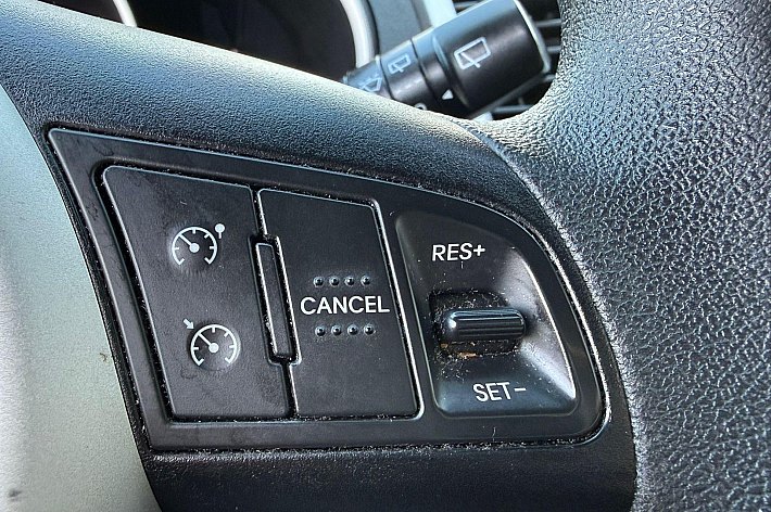 Kia Venga 1.4 CVVT Seven , CRUISE CONTROLE, NAVI, AIRCO, ACHTERUIT RIJCAMERA, HOOGZITTER, BOEKJES, 5 DEURS, RIJDT EN SCHAKELT GOED, LICHTE GEBRUIKERSSPOREN VERWACHTBAAR CONFORM LEEFTIJD AANWEZIG