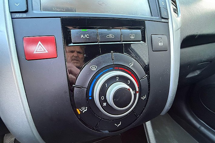 Kia Venga 1.4 CVVT Seven , CRUISE CONTROLE, NAVI, AIRCO, ACHTERUIT RIJCAMERA, HOOGZITTER, BOEKJES, 5 DEURS, RIJDT EN SCHAKELT GOED, LICHTE GEBRUIKERSSPOREN VERWACHTBAAR CONFORM LEEFTIJD AANWEZIG