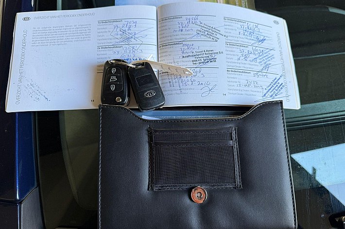 Kia Venga 1.4 CVVT Seven , CRUISE CONTROLE, NAVI, AIRCO, ACHTERUIT RIJCAMERA, HOOGZITTER, BOEKJES, 5 DEURS, RIJDT EN SCHAKELT GOED, LICHTE GEBRUIKERSSPOREN VERWACHTBAAR CONFORM LEEFTIJD AANWEZIG