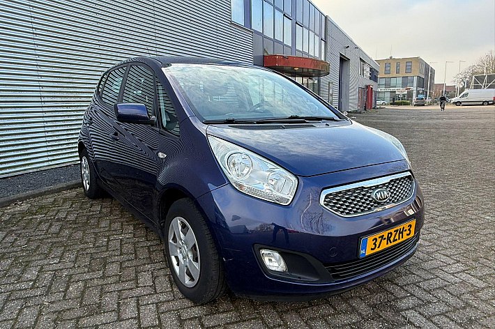Kia Venga 1.4 CVVT Seven , CRUISE CONTROLE, NAVI, AIRCO, ACHTERUIT RIJCAMERA, HOOGZITTER, BOEKJES, 5 DEURS, RIJDT EN SCHAKELT GOED, LICHTE GEBRUIKERSSPOREN VERWACHTBAAR CONFORM LEEFTIJD AANWEZIG