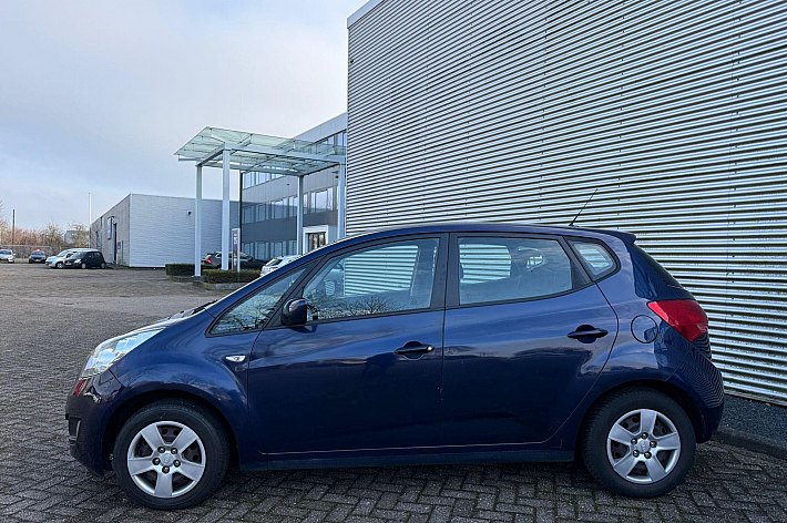 Kia Venga 1.4 CVVT Seven , CRUISE CONTROLE, NAVI, AIRCO, ACHTERUIT RIJCAMERA, HOOGZITTER, BOEKJES, 5 DEURS, RIJDT EN SCHAKELT GOED, LICHTE GEBRUIKERSSPOREN VERWACHTBAAR CONFORM LEEFTIJD AANWEZIG