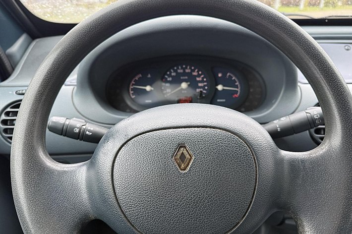 Renault Kangoo 1.2 RT , BENZINE UITVOERING, INRIJPLAAT, IDEAAL VOOR VERVOER SCOOTMOBIEL OF MOTOR, GEEN GORDELS ACHTER AANWEZIG DUS NIET MEER GESCHIKT VOOR ROLSTOEL VERVOER!