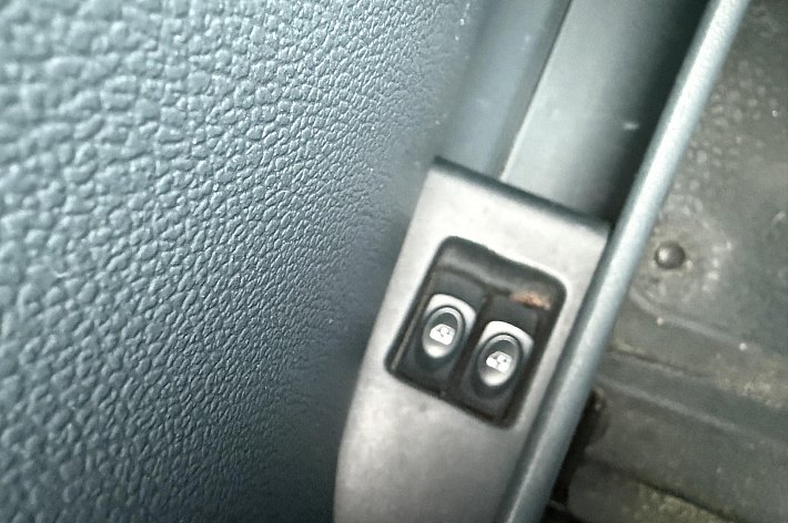 Renault Kangoo 1.2 RT , BENZINE UITVOERING, INRIJPLAAT, IDEAAL VOOR VERVOER SCOOTMOBIEL OF MOTOR, GEEN GORDELS ACHTER AANWEZIG DUS NIET MEER GESCHIKT VOOR ROLSTOEL VERVOER!