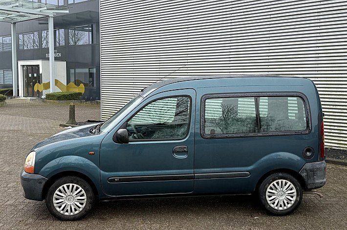 Renault Kangoo 1.2 RT , BENZINE UITVOERING, INRIJPLAAT, IDEAAL VOOR VERVOER SCOOTMOBIEL OF MOTOR, GEEN GORDELS ACHTER AANWEZIG DUS NIET MEER GESCHIKT VOOR ROLSTOEL VERVOER!
