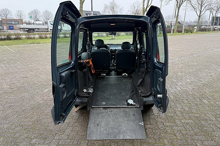 Renault Kangoo 1.2 RT , BENZINE UITVOERING, INRIJPLAAT, IDEAAL VOOR VERVOER SCOOTMOBIEL OF MOTOR, GEEN GORDELS ACHTER AANWEZIG DUS NIET MEER GESCHIKT VOOR ROLSTOEL VERVOER!
