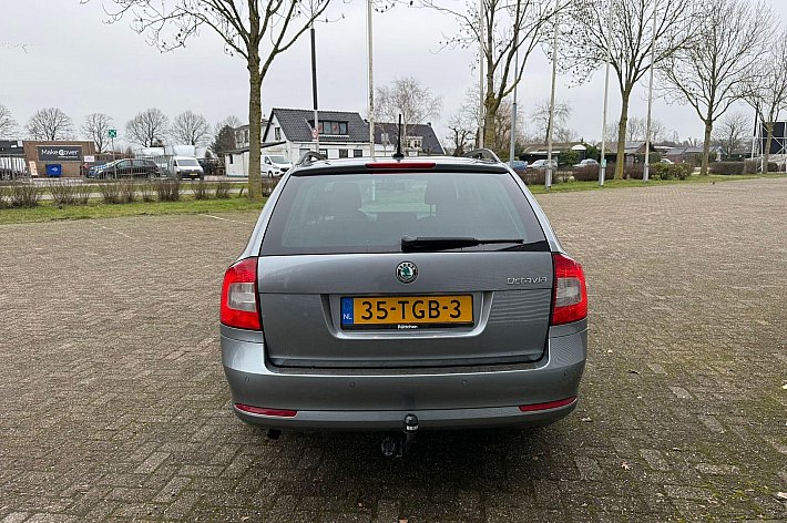 Škoda Octavia Combi 1.2 TSI Ambition Business Line , AUTOMAAT, CRUISE CONTROLE, NAVI, AIRCO, TREKHAAK, VOLLEDIG ONDERHOUDEN, BOEKJES AANWEZIG, LM-VELGEN, DUBBELE SLEUTELS, INRUIL MOGELIJK TEGEN HANDELSPRIJS