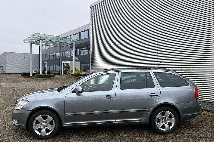 Škoda Octavia Combi 1.2 TSI Ambition Business Line , AUTOMAAT, CRUISE CONTROLE, NAVI, AIRCO, TREKHAAK, VOLLEDIG ONDERHOUDEN, BOEKJES AANWEZIG, LM-VELGEN, DUBBELE SLEUTELS, INRUIL MOGELIJK TEGEN HANDELSPRIJS