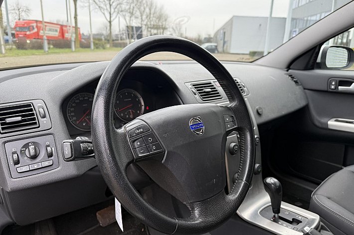 Volvo S40 2.4 Edition I , AUTOMAAT, AIRCO, CRUISE CONTROLE, TREKHAAK, DISTRIBUTIE KAN NOG 50.000 MEE, SUPER ONDERHOUDEN EN ALLES NETJES IN DE BOEKJES, RIJDT EN SCHAKELT ZEER GOED, VOORBANDEN WORDEN WAT MINDER, VERDER LEUKE VOLVO MET DE ONVERWOESTBARE 5 CILINDER MOT