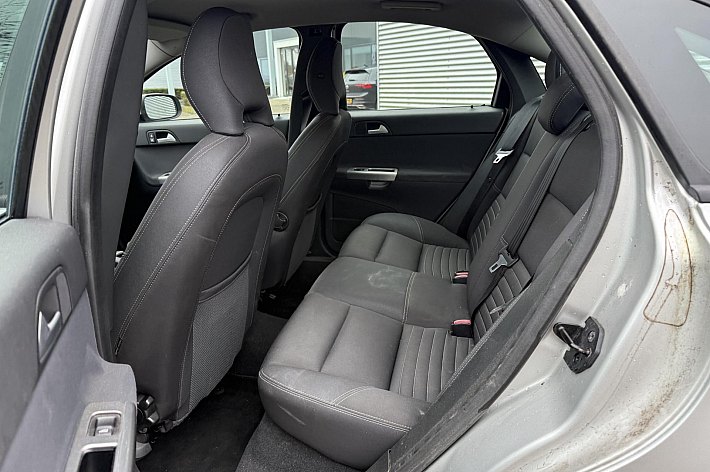 Volvo S40 2.4 Edition I , AUTOMAAT, AIRCO, CRUISE CONTROLE, TREKHAAK, DISTRIBUTIE KAN NOG 50.000 MEE, SUPER ONDERHOUDEN EN ALLES NETJES IN DE BOEKJES, RIJDT EN SCHAKELT ZEER GOED, VOORBANDEN WORDEN WAT MINDER, VERDER LEUKE VOLVO MET DE ONVERWOESTBARE 5 CILINDER MOT