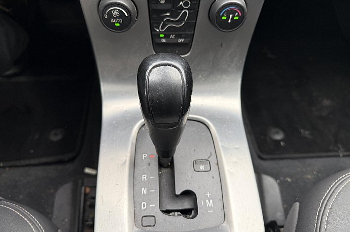 Volvo S40 2.4 Edition I , AUTOMAAT, AIRCO, CRUISE CONTROLE, TREKHAAK, DISTRIBUTIE KAN NOG 50.000 MEE, SUPER ONDERHOUDEN EN ALLES NETJES IN DE BOEKJES, RIJDT EN SCHAKELT ZEER GOED, VOORBANDEN WORDEN WAT MINDER, VERDER LEUKE VOLVO MET DE ONVERWOESTBARE 5 CILINDER MOT