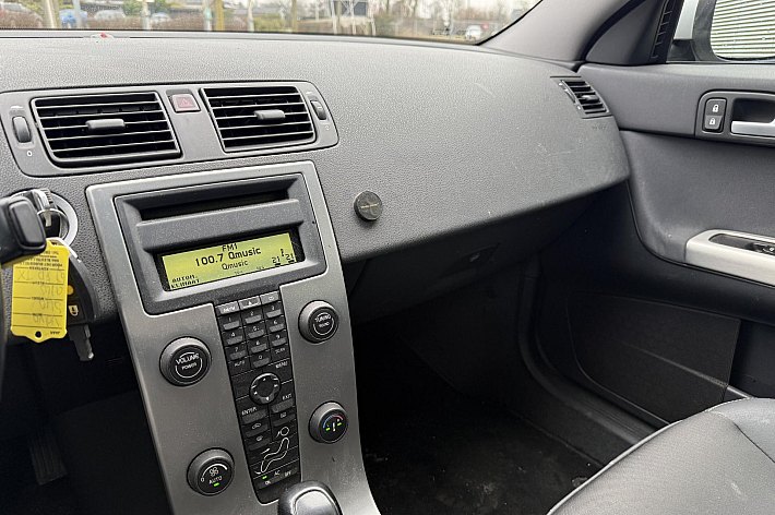 Volvo S40 2.4 Edition I , AUTOMAAT, AIRCO, CRUISE CONTROLE, TREKHAAK, DISTRIBUTIE KAN NOG 50.000 MEE, SUPER ONDERHOUDEN EN ALLES NETJES IN DE BOEKJES, RIJDT EN SCHAKELT ZEER GOED, VOORBANDEN WORDEN WAT MINDER, VERDER LEUKE VOLVO MET DE ONVERWOESTBARE 5 CILINDER MOT