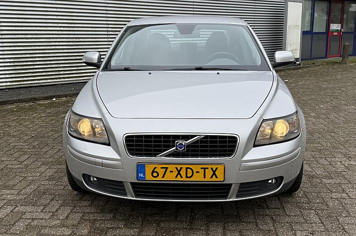 Volvo S40 2.4 Edition I , AUTOMAAT, AIRCO, CRUISE CONTROLE, TREKHAAK, DISTRIBUTIE KAN NOG 50.000 MEE, SUPER ONDERHOUDEN EN ALLES NETJES IN DE BOEKJES, RIJDT EN SCHAKELT ZEER GOED, VOORBANDEN WORDEN WAT MINDER, VERDER LEUKE VOLVO MET DE ONVERWOESTBARE 5 CILINDER MOT