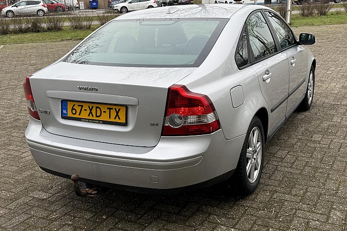 Volvo S40 2.4 Edition I , AUTOMAAT, AIRCO, CRUISE CONTROLE, TREKHAAK, DISTRIBUTIE KAN NOG 50.000 MEE, SUPER ONDERHOUDEN EN ALLES NETJES IN DE BOEKJES, RIJDT EN SCHAKELT ZEER GOED, VOORBANDEN WORDEN WAT MINDER, VERDER LEUKE VOLVO MET DE ONVERWOESTBARE 5 CILINDER MOT