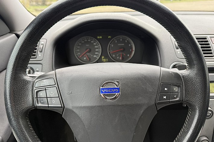 Volvo S40 2.4 Edition I , AUTOMAAT, AIRCO, CRUISE CONTROLE, TREKHAAK, DISTRIBUTIE KAN NOG 50.000 MEE, SUPER ONDERHOUDEN EN ALLES NETJES IN DE BOEKJES, RIJDT EN SCHAKELT ZEER GOED, VOORBANDEN WORDEN WAT MINDER, VERDER LEUKE VOLVO MET DE ONVERWOESTBARE 5 CILINDER MOT