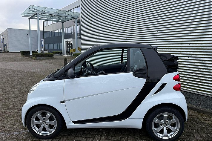 Smart Fortwo cabrio 1.0 mhd Pure AIRCO, ELECTR DAK, AUTOMAAT, GROTE NAVI / CARPLAY, ELECTRISCHE RAMEN, SPORTVELGEN, 85.166 KM, NAP