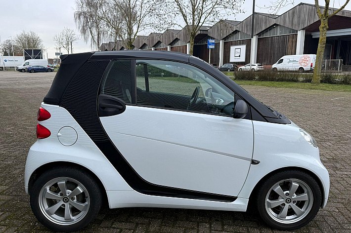 Smart Fortwo cabrio 1.0 mhd Pure AIRCO, ELECTR DAK, AUTOMAAT, GROTE NAVI / CARPLAY, ELECTRISCHE RAMEN, SPORTVELGEN, 85.166 KM, NAP