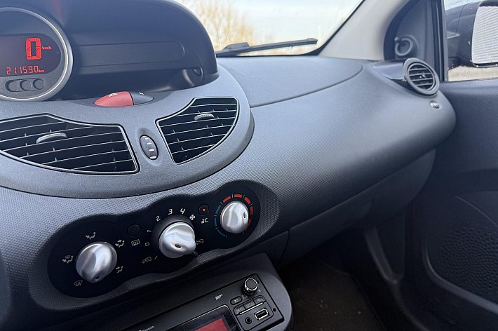 Renault Twingo 1.2 16V Limited Edition , AIRCO, BLUETOOTH, NR 11 van 100, PDC ACHTER, STUURBEKRACHTIGING, VOLLEDIG ONDERHOUDEN, BOEKJES, LEUKE SPORTIEVE EN TOCH ZUINGE UITVOERING