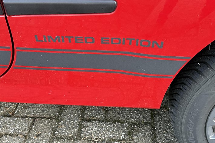 Renault Twingo 1.2 16V Limited Edition , AIRCO, BLUETOOTH, NR 11 van 100, PDC ACHTER, STUURBEKRACHTIGING, VOLLEDIG ONDERHOUDEN, BOEKJES, LEUKE SPORTIEVE EN TOCH ZUINGE UITVOERING