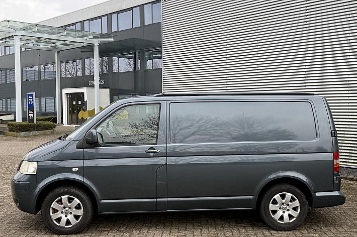Volkswagen  Transporter tdi 96 kw aut ,STERKE 5 CILINDER, CAMPER, AUTOMAAT, KOELKAST, CRUISE CONTROLE, NAVI, HEFDAK, TREKHAAK, 2 SLAAPPLAATSEN, GASFORNUIS/SPOELBAKJE, WATERTANK, USB OPLAADPUNTEN, DRAAISTOELEN VOOR, ETC, ETC, RIJDT EN SCHAKELT PREFECT, GOED ONDERHOUDE