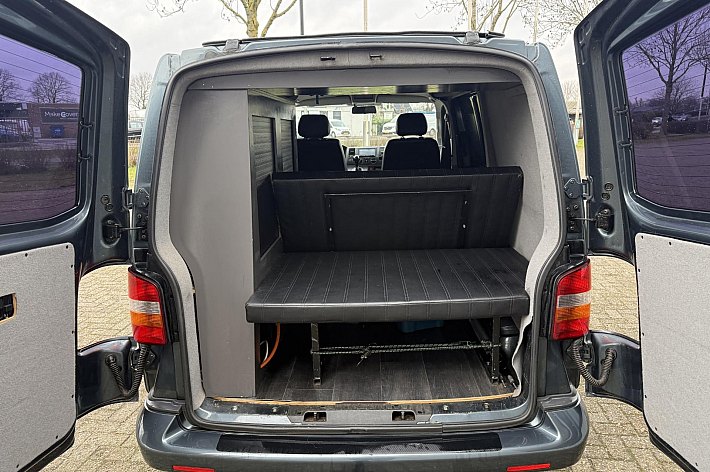Volkswagen  Transporter tdi 96 kw aut , CAMPER, AUTOMAAT, KOELKAST, CRUISE CONTROLE, NAVI, HEFDAK, TREKHAAK, 2 SLAAPPLAATSEN, GASFORNUIS/SPOELBAKJE, WATERTANK, USB OPLAADPUNTEN, DRAAISTOELEN VOOR, ETC, ETC, RIJDT EN SCHAKELT PREFECT, GOED ONDERHOUDEN, BOEKJES AANWEZI