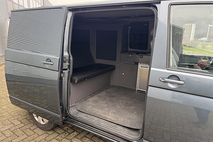 Volkswagen  Transporter tdi 96 kw aut , CAMPER, AUTOMAAT, KOELKAST, CRUISE CONTROLE, NAVI, HEFDAK, TREKHAAK, 2 SLAAPPLAATSEN, GASFORNUIS/SPOELBAKJE, WATERTANK, USB OPLAADPUNTEN, DRAAISTOELEN VOOR, ETC, ETC, RIJDT EN SCHAKELT PREFECT, GOED ONDERHOUDEN, BOEKJES AANWEZI