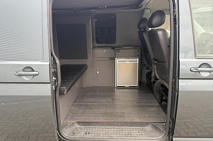 Volkswagen  Transporter tdi 96 kw aut , CAMPER, AUTOMAAT, KOELKAST, CRUISE CONTROLE, NAVI, HEFDAK, TREKHAAK, 2 SLAAPPLAATSEN, GASFORNUIS/SPOELBAKJE, WATERTANK, USB OPLAADPUNTEN, DRAAISTOELEN VOOR, ETC, ETC, RIJDT EN SCHAKELT PREFECT, GOED ONDERHOUDEN, BOEKJES AANWEZI