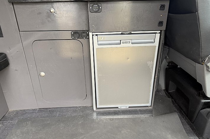 Volkswagen  Transporter tdi 96 kw aut , CAMPER, AUTOMAAT, KOELKAST, CRUISE CONTROLE, NAVI, HEFDAK, TREKHAAK, 2 SLAAPPLAATSEN, GASFORNUIS/SPOELBAKJE, WATERTANK, USB OPLAADPUNTEN, DRAAISTOELEN VOOR, ETC, ETC, RIJDT EN SCHAKELT PREFECT, GOED ONDERHOUDEN, BOEKJES AANWEZI