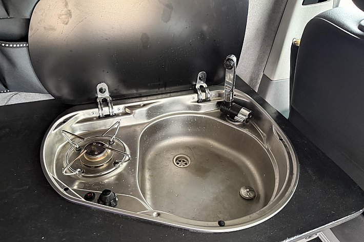 Volkswagen  Transporter tdi 96 kw aut ,STERKE 5 CILINDER, CAMPER, AUTOMAAT, KOELKAST, CRUISE CONTROLE, NAVI, HEFDAK, TREKHAAK, 2 SLAAPPLAATSEN, GASFORNUIS/SPOELBAKJE, WATERTANK, USB OPLAADPUNTEN, DRAAISTOELEN VOOR, ETC, ETC, RIJDT EN SCHAKELT PREFECT, GOED ONDERHOUDE