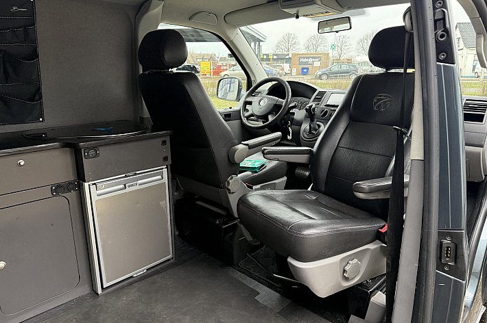 Volkswagen  Transporter tdi 96 kw aut , CAMPER, AUTOMAAT, KOELKAST, CRUISE CONTROLE, NAVI, HEFDAK, TREKHAAK, 2 SLAAPPLAATSEN, GASFORNUIS/SPOELBAKJE, WATERTANK, USB OPLAADPUNTEN, DRAAISTOELEN VOOR, ETC, ETC, RIJDT EN SCHAKELT PREFECT, GOED ONDERHOUDEN, BOEKJES AANWEZI