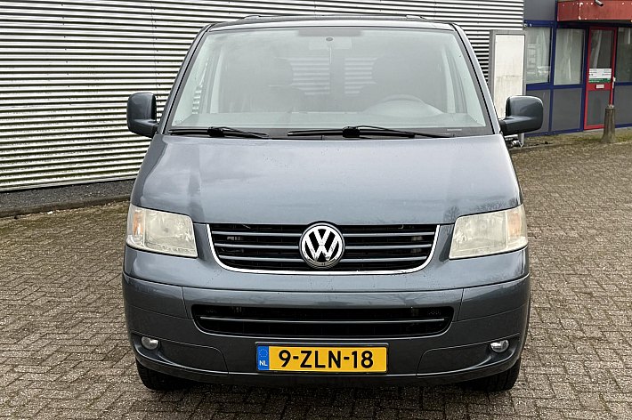 Volkswagen  Transporter tdi 96 kw aut , CAMPER, AUTOMAAT, KOELKAST, CRUISE CONTROLE, NAVI, HEFDAK, TREKHAAK, 2 SLAAPPLAATSEN, GASFORNUIS/SPOELBAKJE, WATERTANK, USB OPLAADPUNTEN, DRAAISTOELEN VOOR, ETC, ETC, RIJDT EN SCHAKELT PREFECT, GOED ONDERHOUDEN, BOEKJES AANWEZI
