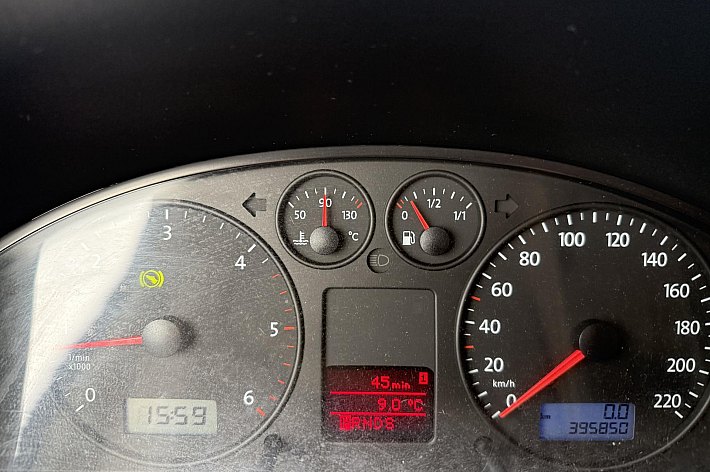 Volkswagen  Transporter tdi 96 kw aut ,STERKE 5 CILINDER, CAMPER, AUTOMAAT, KOELKAST, CRUISE CONTROLE, NAVI, HEFDAK, TREKHAAK, 2 SLAAPPLAATSEN, GASFORNUIS/SPOELBAKJE, WATERTANK, USB OPLAADPUNTEN, DRAAISTOELEN VOOR, ETC, ETC, RIJDT EN SCHAKELT PREFECT, GOED ONDERHOUDE