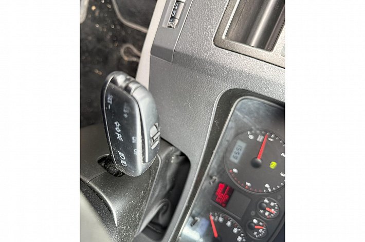 Volkswagen  Transporter tdi 96 kw aut ,STERKE 5 CILINDER, CAMPER, AUTOMAAT, KOELKAST, CRUISE CONTROLE, NAVI, HEFDAK, TREKHAAK, 2 SLAAPPLAATSEN, GASFORNUIS/SPOELBAKJE, WATERTANK, USB OPLAADPUNTEN, DRAAISTOELEN VOOR, ETC, ETC, RIJDT EN SCHAKELT PREFECT, GOED ONDERHOUDE