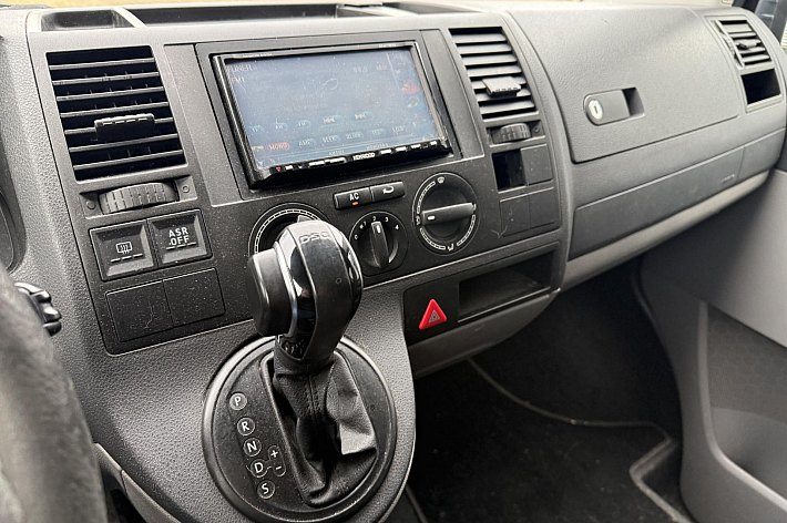 Volkswagen  Transporter tdi 96 kw aut ,STERKE 5 CILINDER, CAMPER, AUTOMAAT, KOELKAST, CRUISE CONTROLE, NAVI, HEFDAK, TREKHAAK, 2 SLAAPPLAATSEN, GASFORNUIS/SPOELBAKJE, WATERTANK, USB OPLAADPUNTEN, DRAAISTOELEN VOOR, ETC, ETC, RIJDT EN SCHAKELT PREFECT, GOED ONDERHOUDE