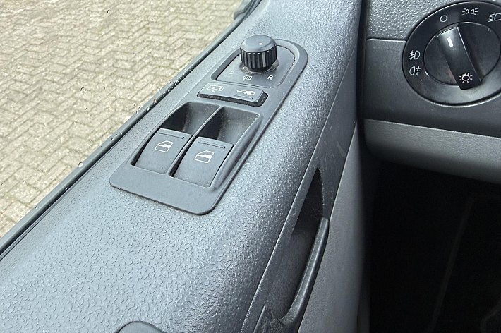 Volkswagen  Transporter tdi 96 kw aut ,STERKE 5 CILINDER, CAMPER, AUTOMAAT, KOELKAST, CRUISE CONTROLE, NAVI, HEFDAK, TREKHAAK, 2 SLAAPPLAATSEN, GASFORNUIS/SPOELBAKJE, WATERTANK, USB OPLAADPUNTEN, DRAAISTOELEN VOOR, ETC, ETC, RIJDT EN SCHAKELT PREFECT, GOED ONDERHOUDE