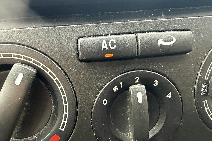 Volkswagen  Transporter tdi 96 kw aut , CAMPER, AUTOMAAT, KOELKAST, CRUISE CONTROLE, NAVI, HEFDAK, TREKHAAK, 2 SLAAPPLAATSEN, GASFORNUIS/SPOELBAKJE, WATERTANK, USB OPLAADPUNTEN, DRAAISTOELEN VOOR, ETC, ETC, RIJDT EN SCHAKELT PREFECT, GOED ONDERHOUDEN, BOEKJES AANWEZI