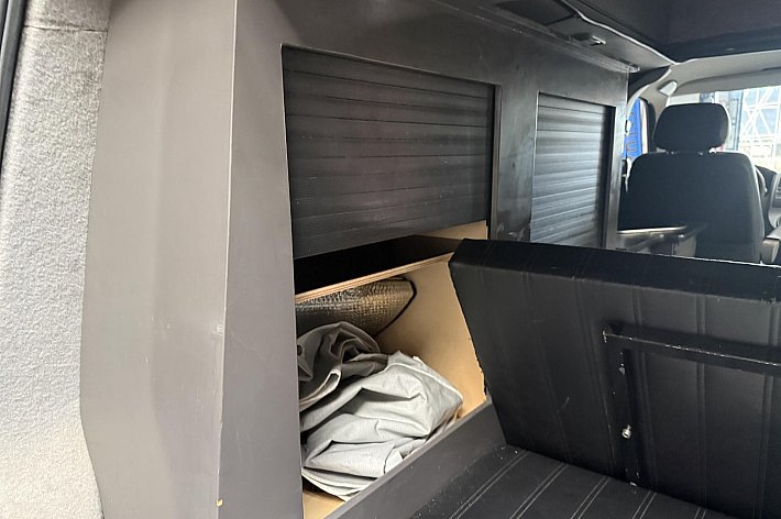 Volkswagen  Transporter tdi 96 kw aut ,STERKE 5 CILINDER, CAMPER, AUTOMAAT, KOELKAST, CRUISE CONTROLE, NAVI, HEFDAK, TREKHAAK, 2 SLAAPPLAATSEN, GASFORNUIS/SPOELBAKJE, WATERTANK, USB OPLAADPUNTEN, DRAAISTOELEN VOOR, ETC, ETC, RIJDT EN SCHAKELT PREFECT, GOED ONDERHOUDE