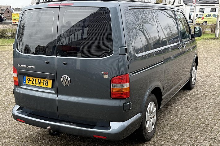 Volkswagen  Transporter tdi 96 kw aut , CAMPER, AUTOMAAT, KOELKAST, CRUISE CONTROLE, NAVI, HEFDAK, TREKHAAK, 2 SLAAPPLAATSEN, GASFORNUIS/SPOELBAKJE, WATERTANK, USB OPLAADPUNTEN, DRAAISTOELEN VOOR, ETC, ETC, RIJDT EN SCHAKELT PREFECT, GOED ONDERHOUDEN, BOEKJES AANWEZI