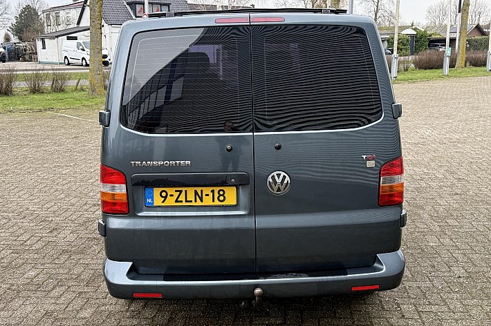 Volkswagen  Transporter tdi 96 kw aut ,STERKE 5 CILINDER, CAMPER, AUTOMAAT, KOELKAST, CRUISE CONTROLE, NAVI, HEFDAK, TREKHAAK, 2 SLAAPPLAATSEN, GASFORNUIS/SPOELBAKJE, WATERTANK, USB OPLAADPUNTEN, DRAAISTOELEN VOOR, ETC, ETC, RIJDT EN SCHAKELT PREFECT, GOED ONDERHOUDE