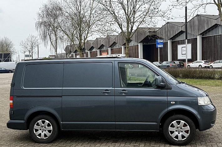 Volkswagen  Transporter tdi 96 kw aut , CAMPER, AUTOMAAT, KOELKAST, CRUISE CONTROLE, NAVI, HEFDAK, TREKHAAK, 2 SLAAPPLAATSEN, GASFORNUIS/SPOELBAKJE, WATERTANK, USB OPLAADPUNTEN, DRAAISTOELEN VOOR, ETC, ETC, RIJDT EN SCHAKELT PREFECT, GOED ONDERHOUDEN, BOEKJES AANWEZI